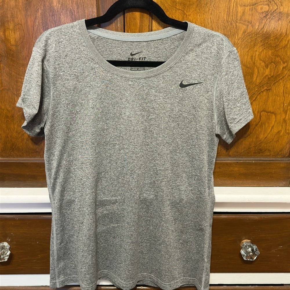 Nike Dri-FIT Womens Training Shirt Heather Grey Short Sleeve Swoosh Size Medium